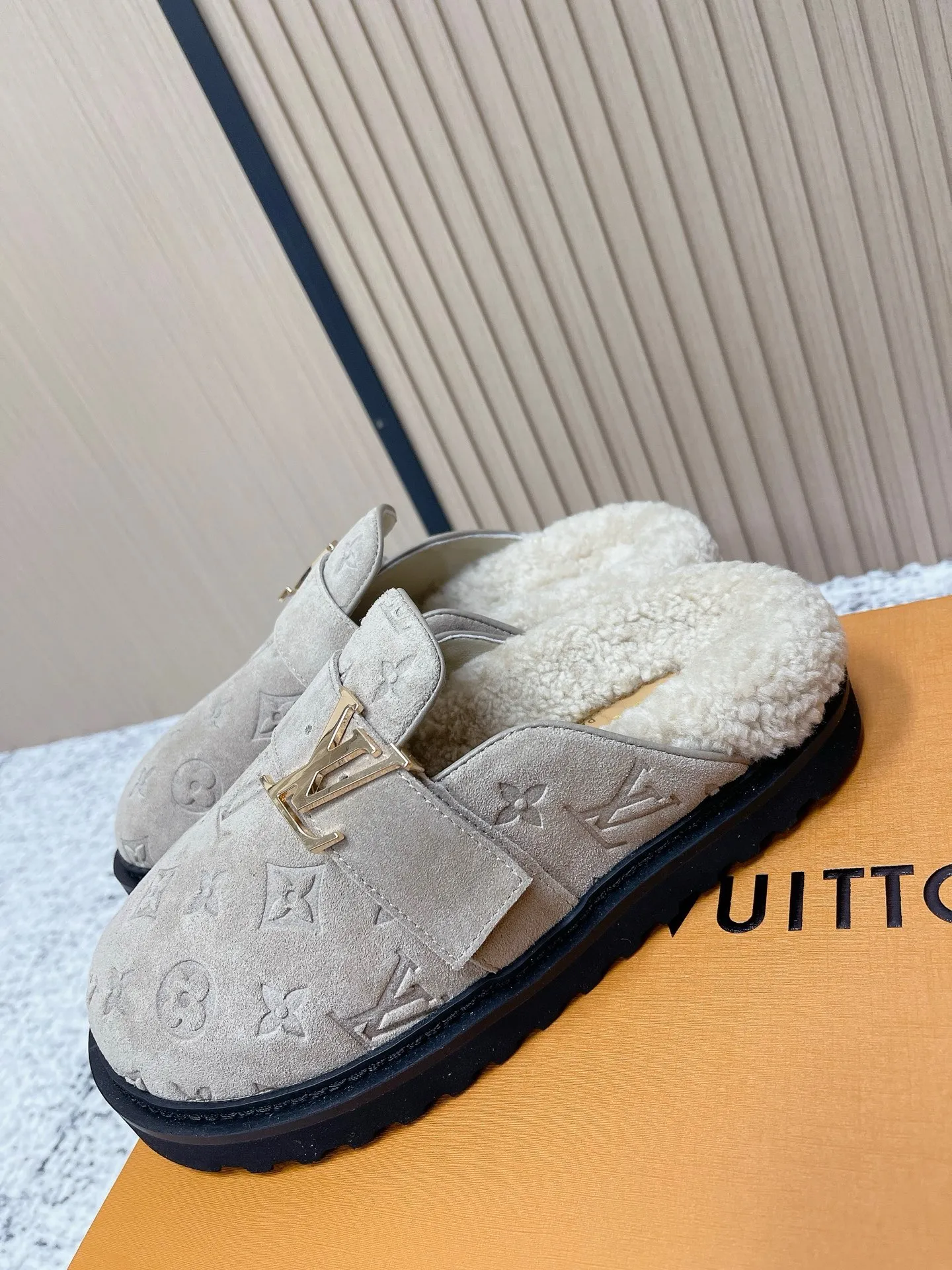 [L Home] P: 500💰 Size: 35-46 (female 40.41, male 45 46 custom-made) Top version Louis vuitton Lv top version LV couple's wool slippers New couple's Birkenstock slippers Cute and loveable, the foot feel is not too good Simple and high-end Sling-hee design Ready to wear and go Good news for lazy people Upper imported cowhide/imported old floral cloth Original hardware buckle, original molded high-density foam outsole Fabric: Yangjing/classic jacquard fabric Lining: imported wool lining Sole: original foam combination sole Size: 35-46 (female 40.41, male 45 46 customized)